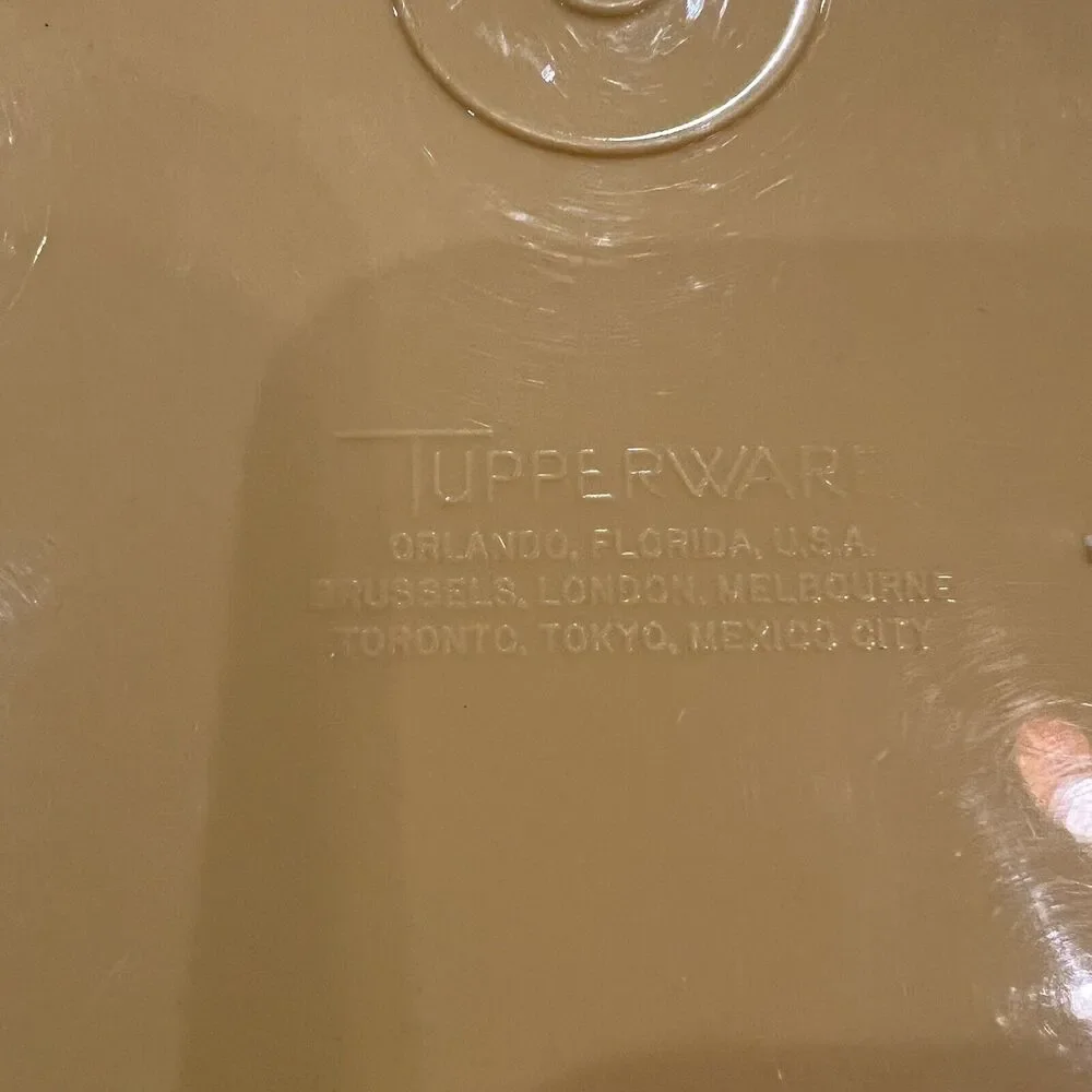Vintage‎ Tupperware Cake Taker Round 684-5 Harvest Gold Carrier Design On Top